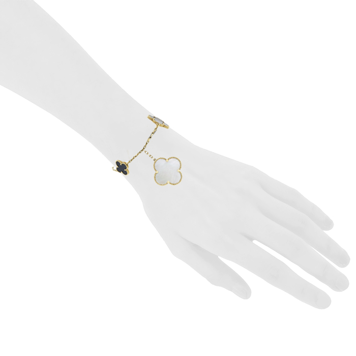 Van Cleef & Arpels Magic Alhambra bracelet in yellow gold,  mother of pearl and onyx - Detail D1