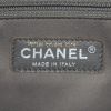 Sac cabas Chanel en cuir grainé matelassé bleu - Detail D3 thumbnail