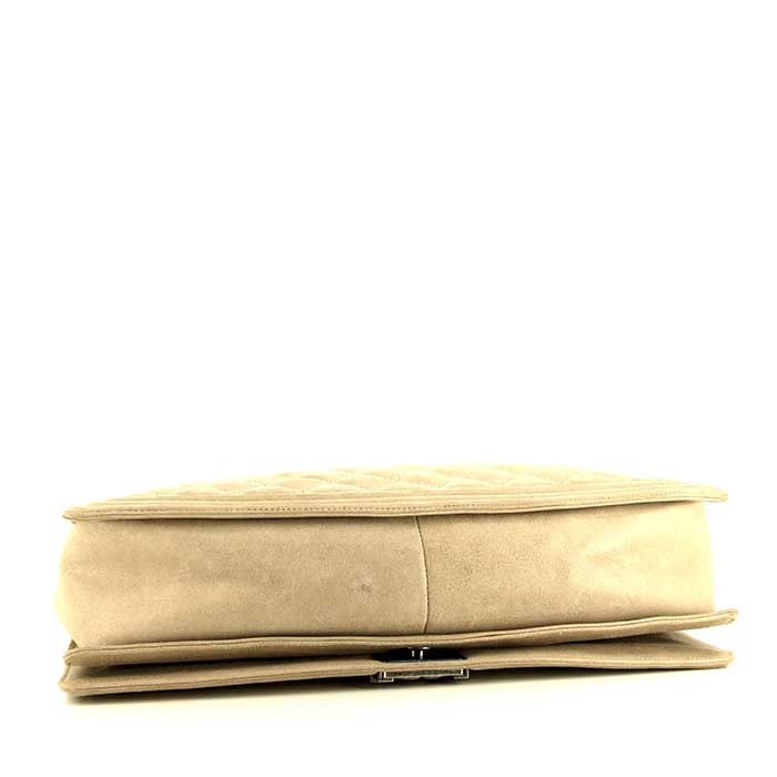 Bolso bandolera Chanel Boy Shopping Tote en cuero acolchado beige - Detail D4