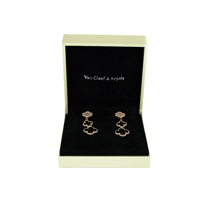 Van Cleef & Arpels Magic Alhambra pendants earrings in yellow gold,  mother of pearl and onyx - Detail D2
