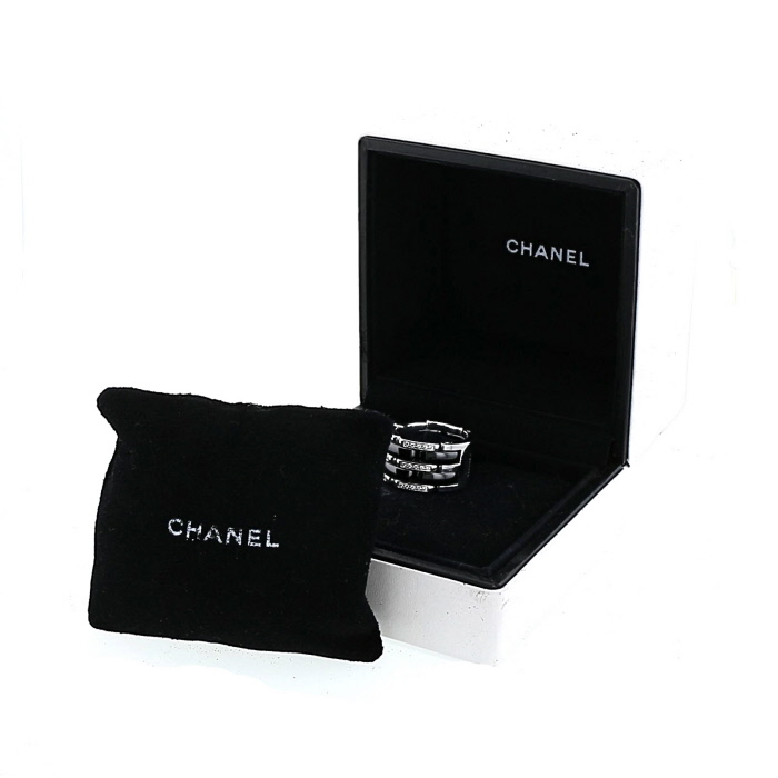 Bague souple Chanel Ultra grand modèle en or blanc,  céramique noire et diamants - Detail D2