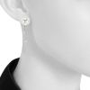 Paire de pendants d'oreilles Boucheron Grains de Mure en or blanc et perles - Detail D1 thumbnail
