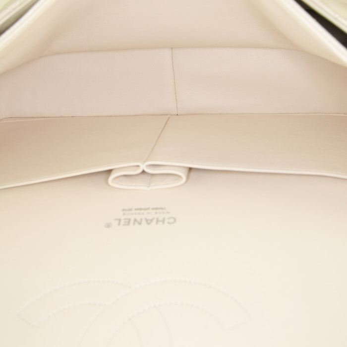 Sac à main Chanel Timeless Maxi Jumbo en cuir grainé matelassé blanc - Detail D3