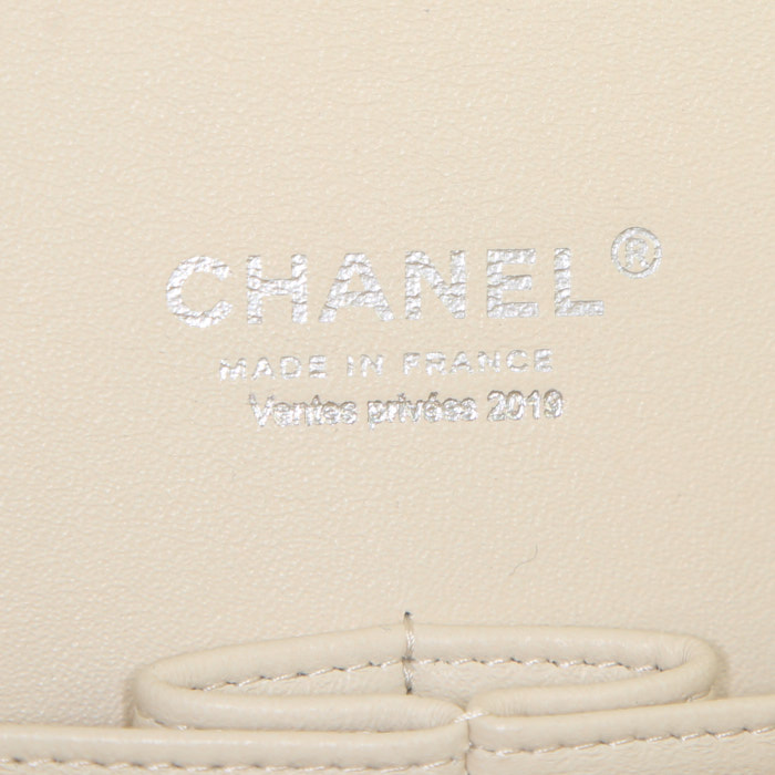 Chanel Timeless Maxi Jumbo handbag in white quilted grained leather - Detail D4