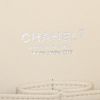 Chanel Timeless Maxi Jumbo handbag in white quilted grained leather - Detail D4 thumbnail