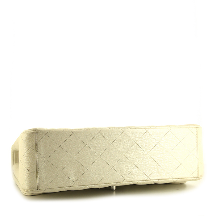 Sac à main Chanel Timeless Maxi Jumbo en cuir grainé matelassé blanc - Detail D5