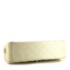 Bolso de mano Chanel Timeless Maxi Jumbo en cuero granulado acolchado blanco - Detail D5 thumbnail