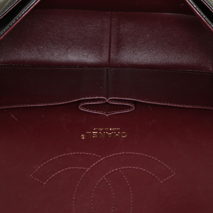 Sac à main Chanel Timeless jumbo en cuir grainé matelassé noir - Detail D3