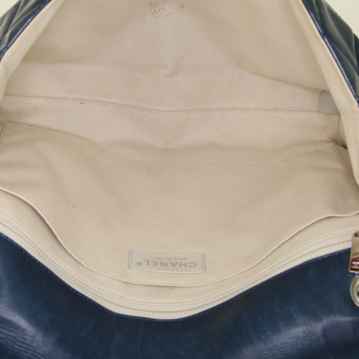 Bolso de mano Chanel Timeless en vinilo azul marino - Detail D3