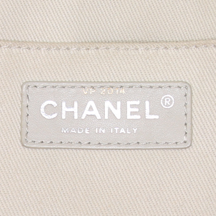 Chanel Timeless handbag in navy blue vinyl - Detail D4