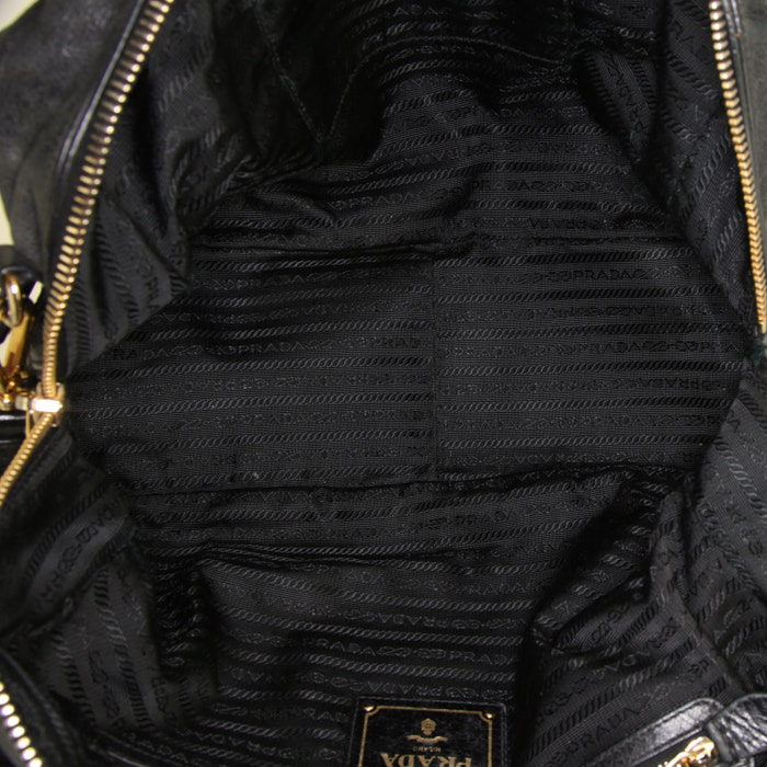 Bolso de mano Prada Bauletto en cuero negro - Detail D3
