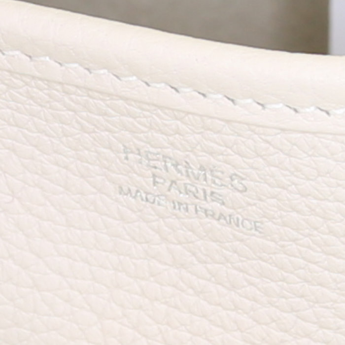 Hermès Evelyne III shoulder bag in cream color leather taurillon clémence - Detail D3