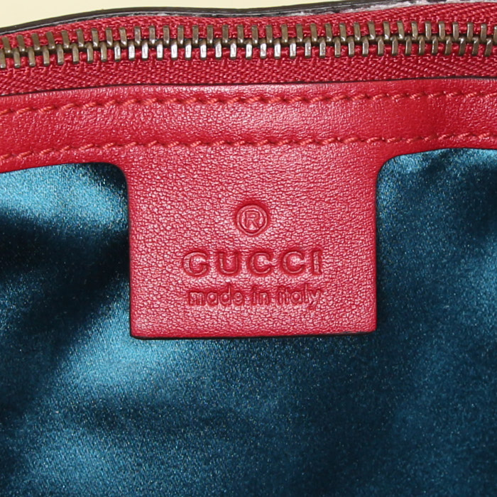 Bolso bandolera Gucci GG Marmont mediano en terciopelo acolchado rojo - Detail D4