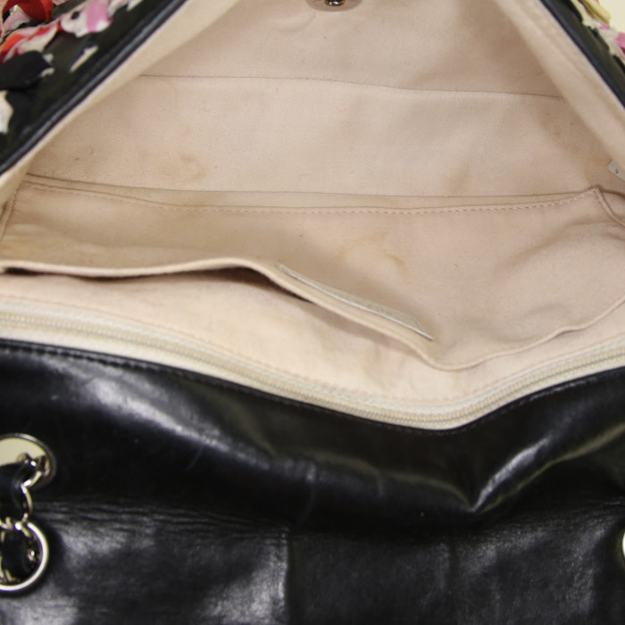Chanel Timeless handbag in black leather and multicolor canvas - Detail D3