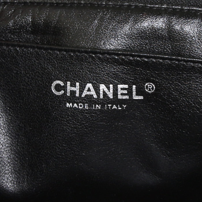 Chanel  Timeless Jumbo shoulder bag  in black quilted grained leather - Detail D4