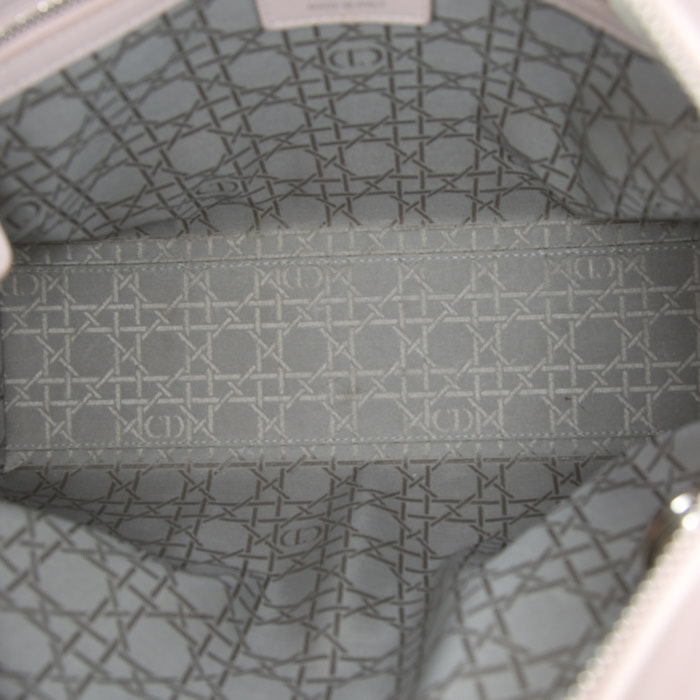 Bolso de mano Dior  Lady Dior modelo grande  en cuero cannage rosa - Detail D3