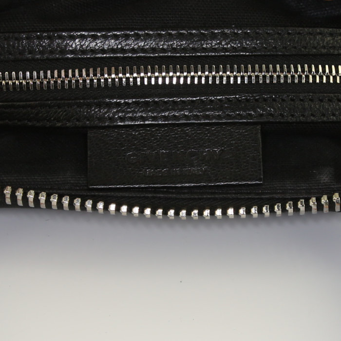 Givenchy Antigona handbag in black grained leather - Detail D4