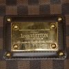 Bolso de mano Louis Vuitton Berkeley en lona a cuadros ébano y cuero marrón - Detail D3 thumbnail