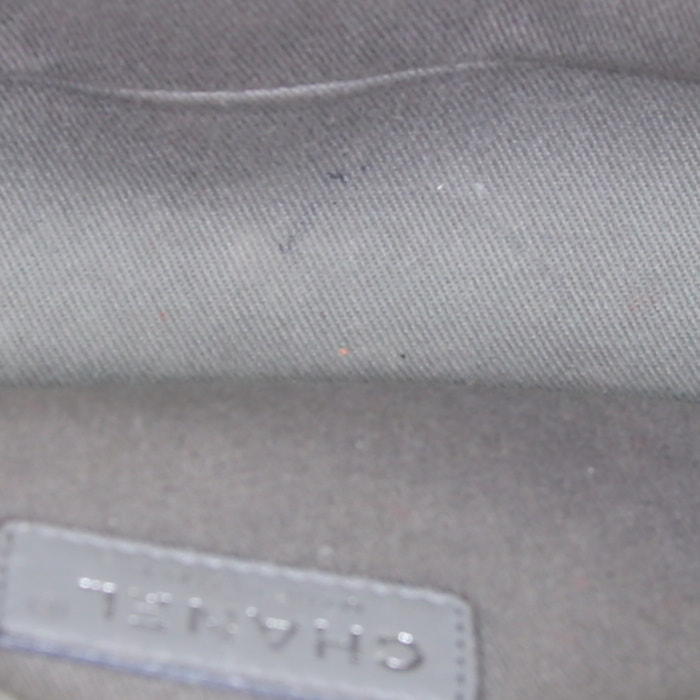 Bolso bandolera Chanel Boy en cuero acolchado negro - Detail D3