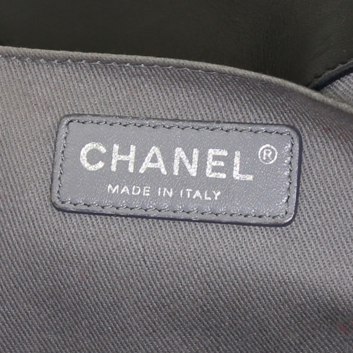 Borsa a tracolla Chanel Boy in pelle trapuntata nera - Detail D4