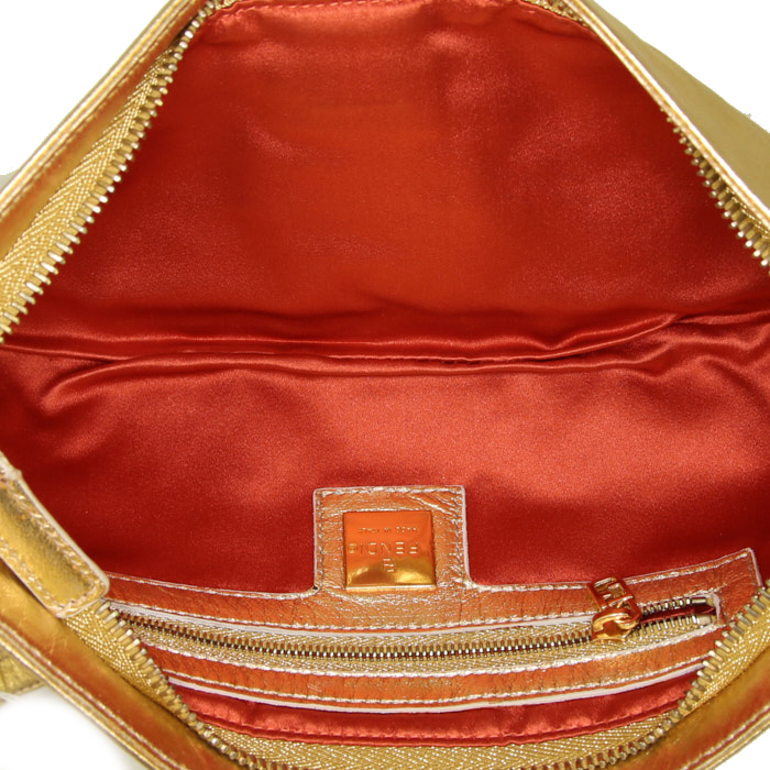 Fendi Baguette shoulder bag in gold leather - Detail D2