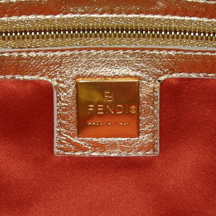 Borsa a tracolla Fendi Baguette in pelle dorata - Detail D3