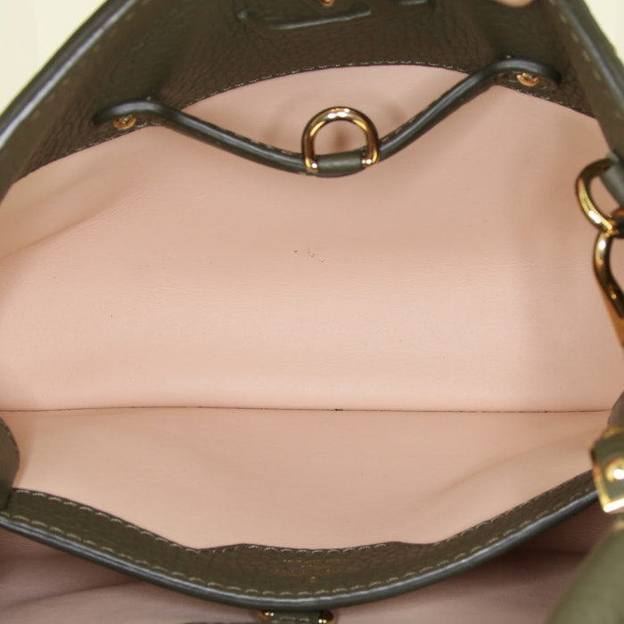 Sac bandoulière Louis Vuitton Capucines en cuir grainé vert-kaki et beige - Detail D3