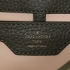 Borsa a tracolla Louis Vuitton Capucines in pelle martellata verde kaki e beige con motivo - Detail D4 thumbnail