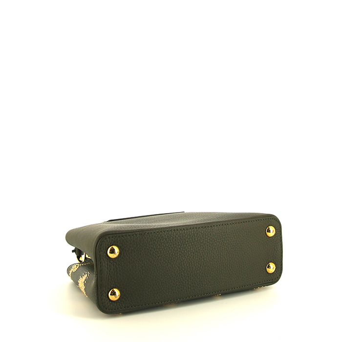Borsa a tracolla Louis Vuitton Capucines in pelle martellata verde kaki e beige con motivo - Detail D5