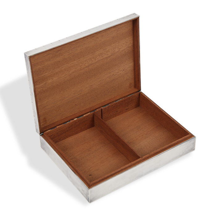 Hermès, boîte à cartes, en métal argenté et guilloché par Ravinet Denfert, signée et poinçonnée, des années 1980