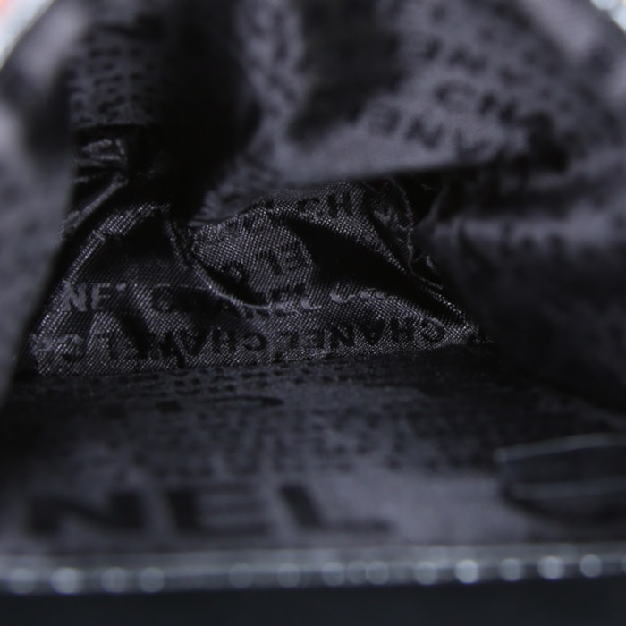 Sac bandoulière Chanel mini en toile matelassée noire - Detail D3