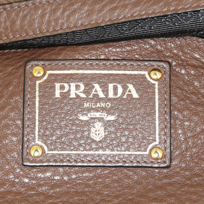 Shopping bag Prada in pelle martellata marrone - Detail D4