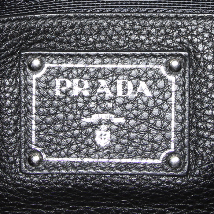 Bolso bandolera Prada Flou en cuero granulado negro - Detail D4