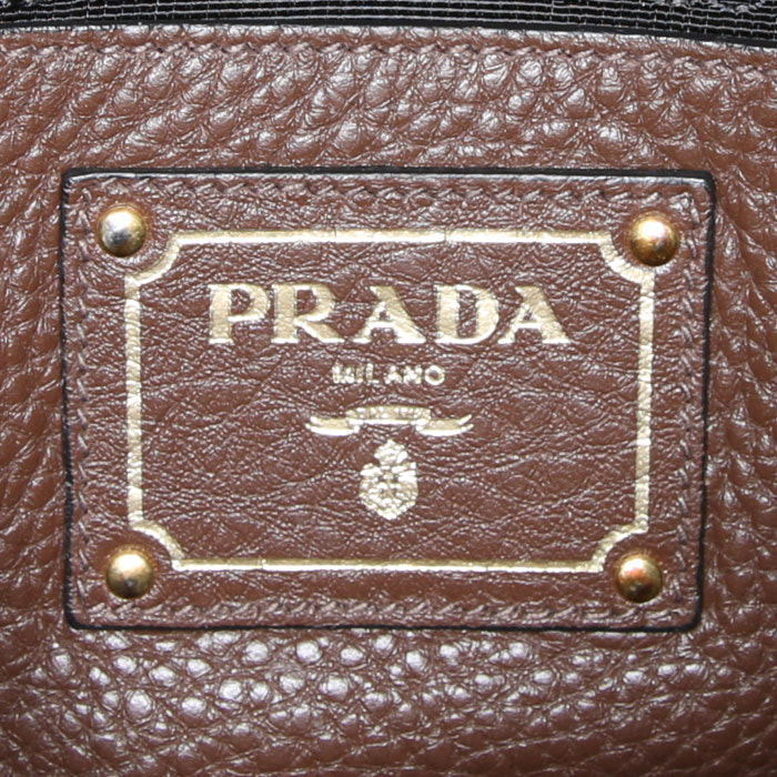 Bolso bandolera Prada Flou en cuero granulado marrón - Detail D4