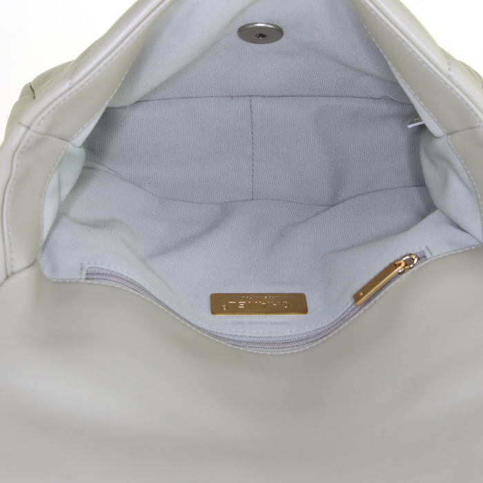 Borsa a tracolla Chanel 19 in pelle trapuntata grigia - Detail D3