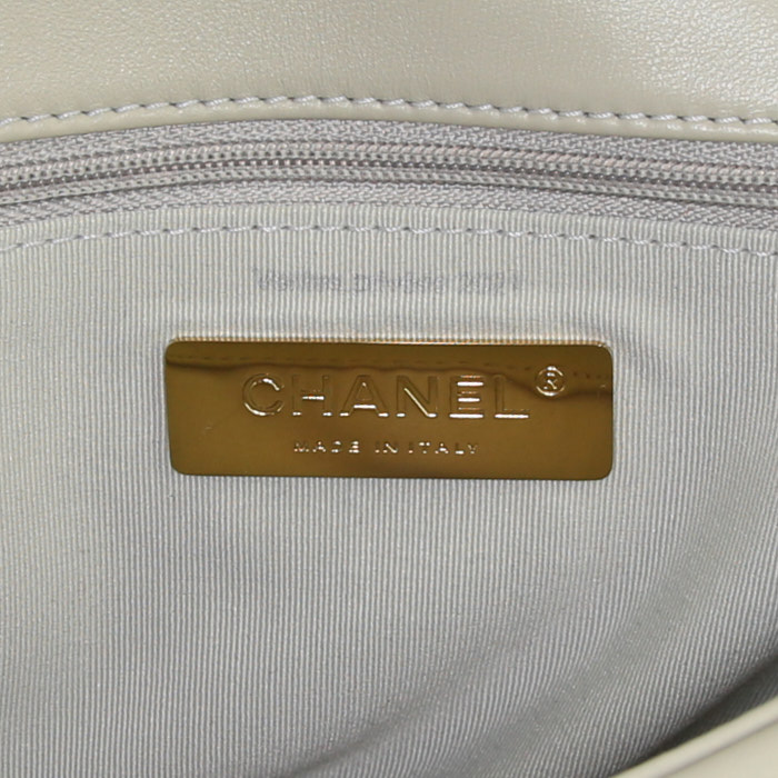 Sac bandoulière Chanel 19 en cuir matelassé gris - Detail D4