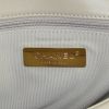 Bolso bandolera Chanel 19 en cuero acolchado gris - Detail D4 thumbnail