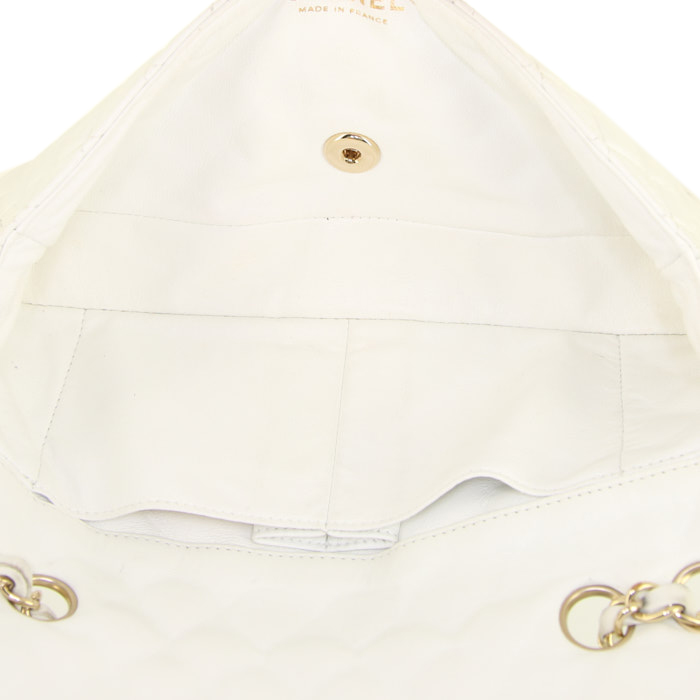 Chanel East West bag worn on the shoulder or carried in the hand in white quilted leather - Detail D3