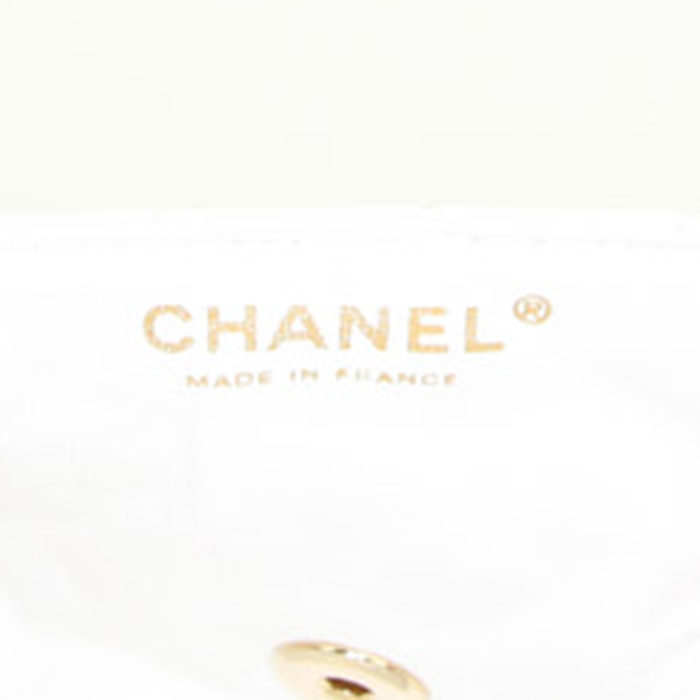 Chanel East West bag worn on the shoulder or carried in the hand in white quilted leather - Detail D4