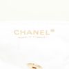 Bolso para llevar al hombro o en la mano Chanel East West en cuero acolchado blanco - Detail D4 thumbnail