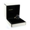 Chanel Camelia medium model ring in yellow gold and onyx - Detail D2 thumbnail