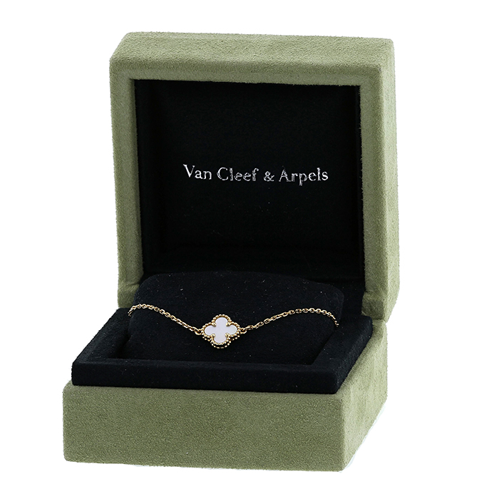 Bracelet Van Cleef & Arpels Sweet Alhambra en or jaune et nacre blanche - Detail D2