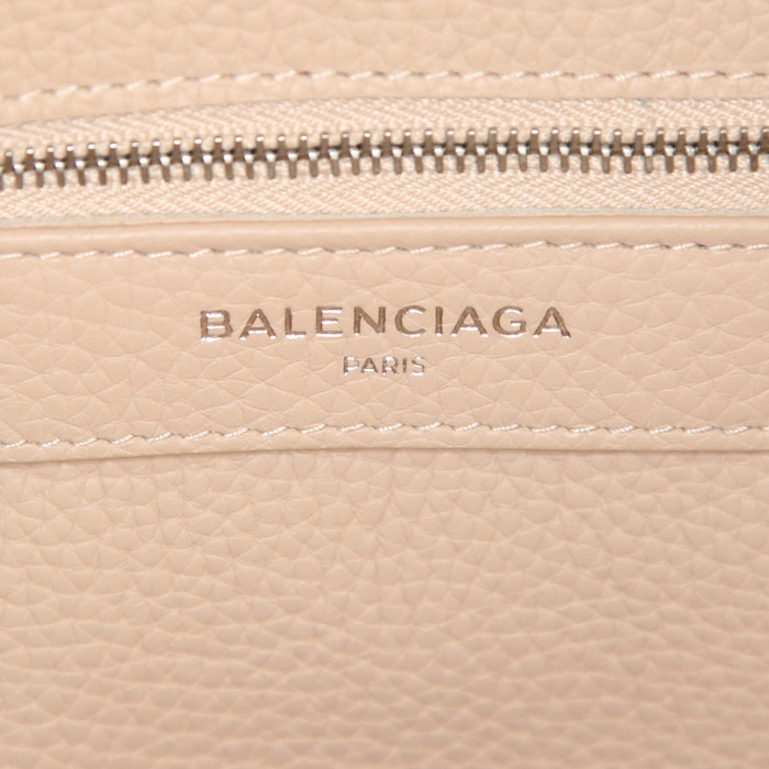Bolso de mano Balenciaga  Blackout city modelo mediano  en cuero granulado beige rosado - Detail D4