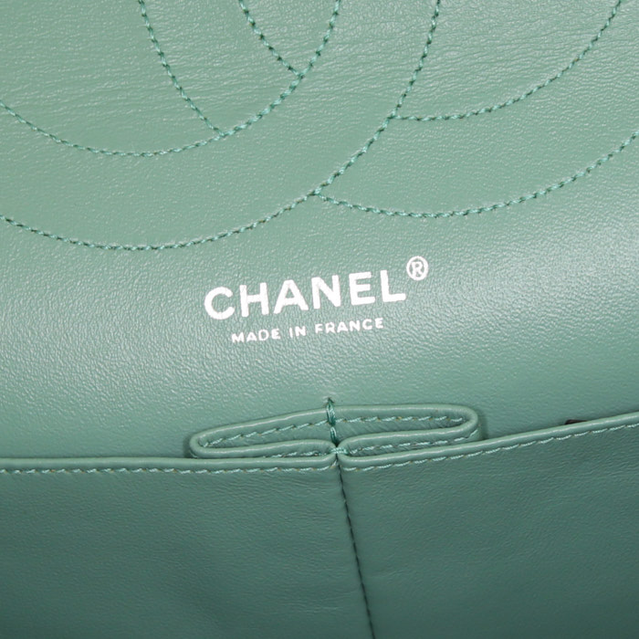 Chanel 2.55 large model shoulder bag in green quilted jersey - Detail D4