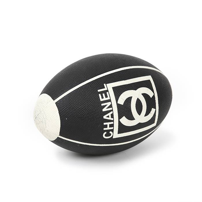 Chanel, Ballon de rugby, accessoire de sport, en caoutchouc grainé noir et blanc, édition limitée, avec son pochon d'origine, siglé, des années 2000 - 00pp
