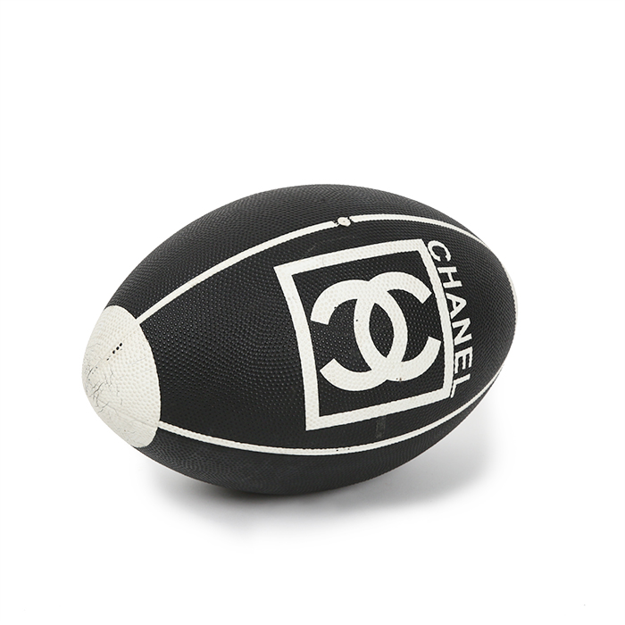 Chanel, Rugby ball, sport accessory, in black and white grained rubber, limited edition, with the logo and its original dustbag, from the 2000's - Detail D1