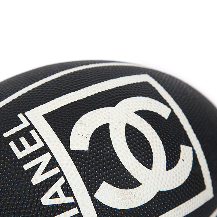 Chanel, Rugby ball, sport accessory, in black and white grained rubber, limited edition, with the logo and its original dustbag, from the 2000's - Detail D3