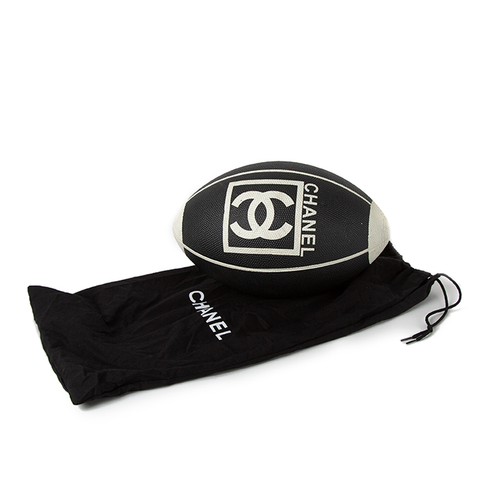 Chanel, Rugby ball, sport accessory, in black and white grained rubber, limited edition, with the logo and its original dustbag, from the 2000's - Detail D5