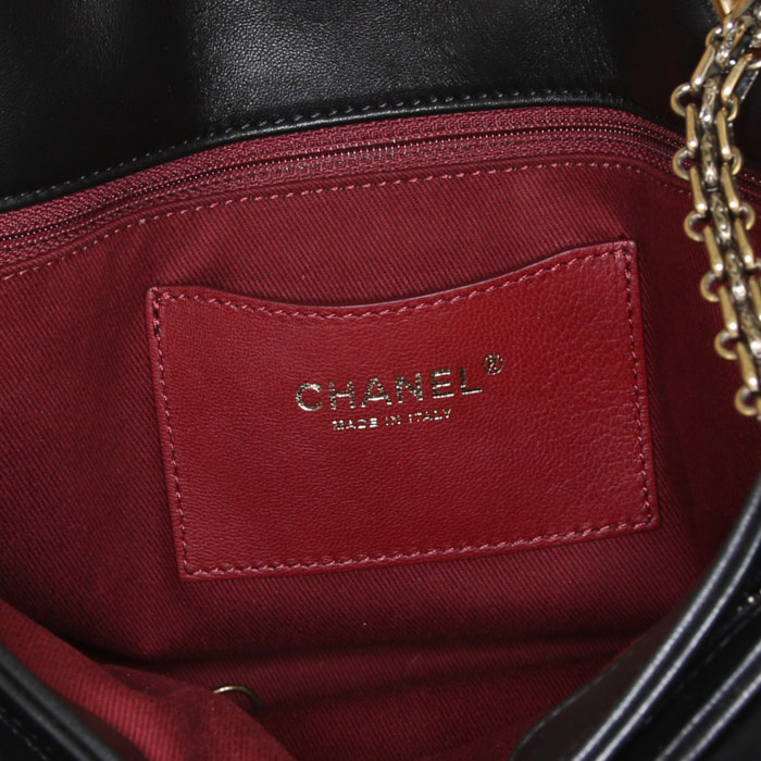 Sac à main Chanel Mademoiselle en cuir matelassé noir - Detail D4