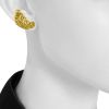 Paire de boucles d'oreilles Lalaounis en or jaune - Detail D1 thumbnail